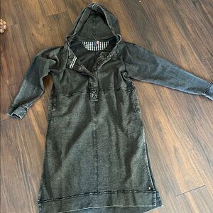 Pilcro/Anthropologie long hooded half button pull over, new without tag, Small